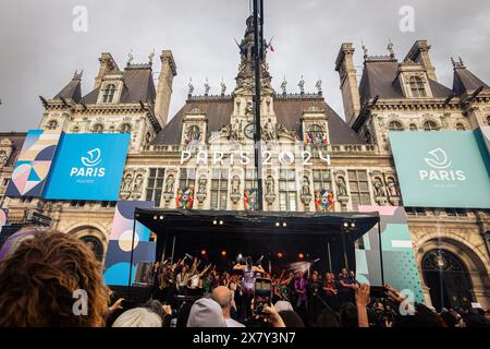 Paris, France. 17 mai 2024. Vue générale de l'Hôtel de ville de Paris pendant le bal de l'amour. La Mairie de Paris a organisé la deuxième édition du Bal de L'amour sur la place de la Mairie. Cet événement marquait la Journée internationale contre l’homophobie, la biphobie, la transphobie et la lesbophobie (IDAHOT/IDAHOBIT) et célébrait la culture artistique et musicale LGBTQIA. Crédit : SOPA images Limited/Alamy Live News Banque D'Images