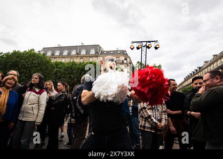 Paris, France. 17 mai 2024. Un homme pom-pom danse pendant le ''Bal de L'amour'' (bal de l'amour) sur la place de l'Hôtel de ville de Paris. La Mairie de Paris a organisé la deuxième édition du ''Bal de L'amour'' sur la place de la Mairie. Cet événement marquait la Journée internationale contre l’homophobie, la biphobie, la transphobie et la lesbophobie (IDAHOT/IDAHOBIT) et célébrait la culture artistique et musicale LGBTQIA. (Crédit image : © Telmo Pinto/SOPA images via ZUMA Press Wire) USAGE ÉDITORIAL SEULEMENT! Non destiné à UN USAGE commercial ! Banque D'Images