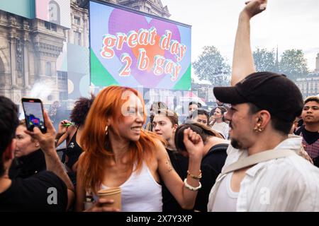 Paris, France. 17 mai 2024. Les jeunes dansent pendant le ''Bal de L'amour'' (bal de l'amour) sur la place de l'Hôtel de ville de Paris. La Mairie de Paris a organisé la deuxième édition du ''Bal de L'amour'' sur la place de la Mairie. Cet événement marquait la Journée internationale contre l’homophobie, la biphobie, la transphobie et la lesbophobie (IDAHOT/IDAHOBIT) et célébrait la culture artistique et musicale LGBTQIA. (Crédit image : © Telmo Pinto/SOPA images via ZUMA Press Wire) USAGE ÉDITORIAL SEULEMENT! Non destiné à UN USAGE commercial ! Banque D'Images