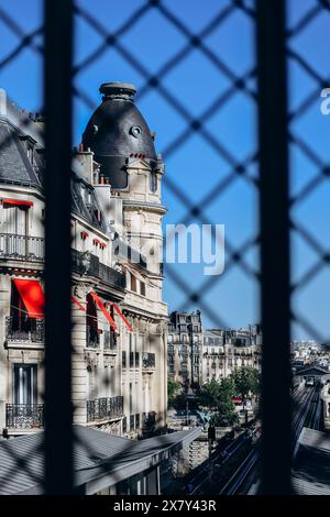 Quartier de Passy à Paris, et une tourelle de l'ancienne maison du 19ème siècle, surplombant la Seine Banque D'Images