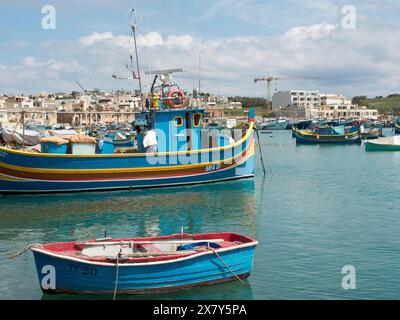 Vue sur le port avec des bateaux de pêche et la ville en arrière-plan, une grue est visible, de nombreux bateaux de pêche colorés dans un port dans la mer Méditerranée, ma Banque D'Images