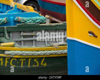 Gros plan de bateaux de pêche colorés se trouvant côte à côte dans le port, de nombreux bateaux de pêche colorés dans un port de la mer Méditerranée, Marsa Banque D'Images