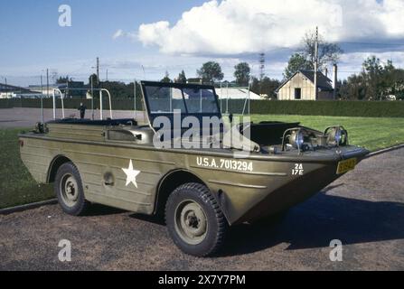 - Normandie, anciens combattants et collectionneurs de véhicules militaires vintage participent aux cérémonies annuelles de commémoration du débarquement allié de juin 1944. Jeep amphibie Willys - Normandia, Veterani di guerra e Collezionisti di veicoli militari d'epoca partecipano alle annuali cerimonie per la memorazione degli sbarchi alleati del giugno 1944. Jeep Willys anfibia Banque D'Images