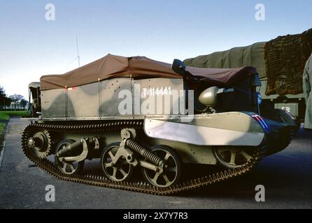 - Normandie, anciens combattants et collectionneurs de véhicules militaires vintage participent aux cérémonies annuelles de commémoration du débarquement allié de juin 1944. British Universal Bren Carrier véhicule chenillé - Normandia, Veterani di guerra e Collezionisti di veicoli militari d'epoca partecipano alle annuali cerimonie per la memorazione degli sbarchi alleati del giugno1944. Veicolo cingolato inglese Universal Bren Carrier Banque D'Images