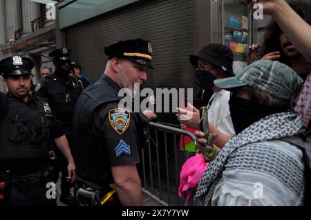 Des manifestants pro-palestiniens s'affrontent avec un membre du département de police de New York lors d'un rassemblement devant Cipriani Wall Street. Des manifestants pro-palestiniens se sont rassemblés à Manhattan, New York City, condamnant la 75e prestation annuelle de Parsons organisée par la New School de Cipriani Wall Street. Les étudiants et les professeurs de la New School ont demandé à l'école de couper les relations d'affaires avec les entreprises liées à Israël. Dans le contexte de la guerre Israël-Hamas en cours, le procureur en chef de la Cour pénale internationale sollicite des mandats d’arrêt contre le premier ministre israélien Benjamin Netanyahu et le leader O. Banque D'Images