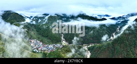 Pékin, Chine. 30 janvier 2024. Une photo aérienne panoramique prise par drone le 30 janvier 2024 montre le paysage du parc national de Wuyishan dans la province du Fujian, au sud-est de la Chine. Crédit : Jiang Kehong/Xinhua/Alamy Live News Banque D'Images