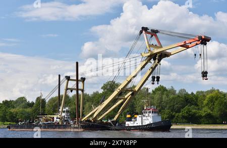 La grue flottante de 600 tonnes, grue de sauvetage, grue de navire, navire-grue, grue ENAK dans le canal de Kiel, canal de Kiel, Schleswig-Holstein, Allemagne, Europe Banque D'Images