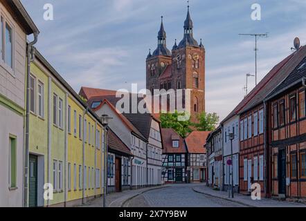 Maisons à colombages à Beusterstraße dans le centre-ville de Seehausen in der Altmark. Derrière elle se trouve l'église Saint-Pierre. Ville hanséatique de Seehausen, Sax Banque D'Images