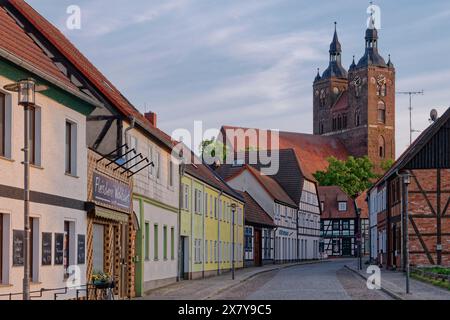 Maisons à colombages à Beusterstraße dans le centre-ville de Seehausen in der Altmark. Derrière elle se trouve l'église Saint-Pierre. Ville hanséatique de Seehausen, Sax Banque D'Images