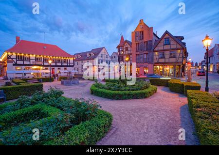 Parc et fontaine entre l'église Saint-Étienne et le Roßopforte le soir dans la vieille ville de Tangermünde, ville hanséatique de l'Altmark. Sa Banque D'Images