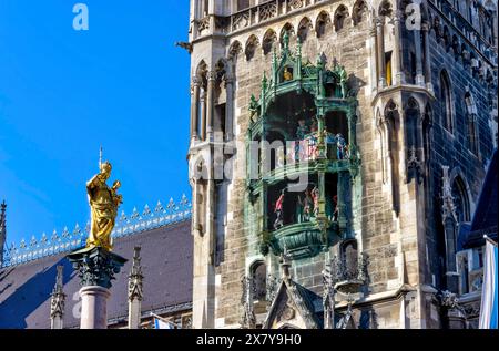 Statue dorée de la Vierge Marie sur la colonne mariale et en arrière-plan le nouvel Hôtel de ville de style néo-gothique avec des figures du carillon sur ma Banque D'Images