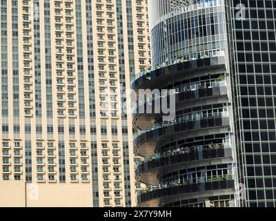 Vue détaillée de deux gratte-ciels modernes avec de nombreuses fenêtres et balcons, impressionnant horizon d'une ville moderne avec des gratte-ciels spectaculaires, dubaï, arabe Banque D'Images