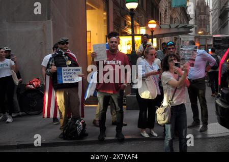 Des partisans israéliens se tiennent en face d'un rassemblement pro-palestinien devant Cipriani Wall Street. Des manifestants pro-palestiniens se sont rassemblés à Manhattan, New York City, condamnant la 75e prestation annuelle de Parsons organisée par la New School de Cipriani Wall Street. Les étudiants et les professeurs de la New School ont demandé à l'école de couper les relations d'affaires avec les entreprises liées à Israël. Dans le contexte de la guerre israélo-Hamas en cours, le procureur en chef de la Cour pénale internationale sollicite des mandats d’arrêt contre le premier ministre israélien Benjamin Netanyahu et le dirigeant du Hamas à Gaza. Le Progress Banque D'Images