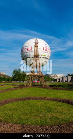 Paris, France - 05 10 2024 : ballon Generali, ballon captif à l'hélium, utilisé comme attraction touristique et comme outil de sensibilisation à la qualité de l'air. Banque D'Images