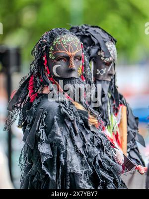 Rochester, Kent, Royaume-Uni. 4 mai 2024. Rochester Sweeps Festival 2024 - Morris Dancer en costume de personnage complet et en plein caractère. Banque D'Images