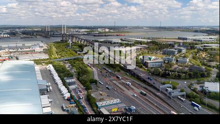 QE2 Dartford Bridge pris d'un drone à 120m (400 pieds). Image prise du côté Kent de la Tamise regardant vers Essex ici au Royaume-Uni Banque D'Images