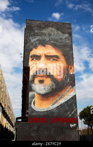 La fresque murale de Maradona de l'artiste de rue Jorit sur un bâtiment à Naples, en Italie, rend hommage au footballeur légendaire Banque D'Images