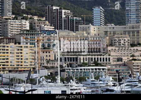 Monaco, Monaco - 02.10.2022 : matin dans le port de Monaco, dernier jour du Monaco Yacht Show Banque D'Images