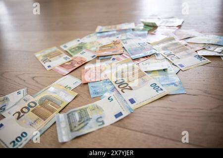 Bamberg, Deutschland 20. Mail 2024 : Themenbilder - Symbolbilder - Geld - 2024 mehrere tausend Euro in Bargeld liegen auf dem Boden. Die Geldscheine haben die Währung Euro und sind von unterschiedlichem Geldwert, darunter 5 â, 10 â, 50â und 100â. Bayern *** Bamberg, Allemagne 20 mail 2024 images thème images symboles argent 2024 plusieurs milliers d'euros en espèces couchés sur le sol les billets ont la monnaie euro et sont de valeur monétaire différente, y compris â 5, â 10, â 50 et â 100 Bavière Copyright : xFotostandx/XK.xSchmittx Banque D'Images