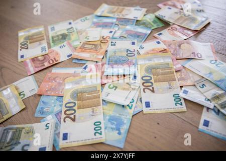 Bamberg, Deutschland 20. Mail 2024 : Themenbilder - Symbolbilder - Geld - 2024 mehrere tausend Euro in Bargeld liegen auf dem Boden. Die Geldscheine haben die Währung Euro und sind von unterschiedlichem Geldwert, darunter 5 â, 10 â, 50â und 100â. Bayern *** Bamberg, Allemagne 20 mail 2024 images thème images symboles argent 2024 plusieurs milliers d'euros en espèces couchés sur le sol les billets ont la monnaie euro et sont de valeur monétaire différente, y compris â 5, â 10, â 50 et â 100 Bavière Copyright : xFotostandx/XK.xSchmittx Banque D'Images