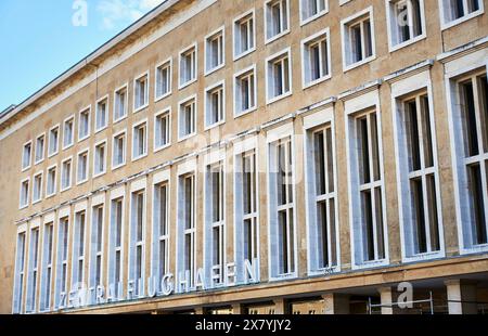 Exemple d'architecture fasciste sur la façade du bâtiment. L'extérieur du bâtiment en gros plan développé pendant le fascisme ou le nazisme montre une architecture rationaliste minimale Banque D'Images