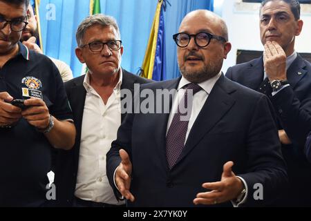 Pozzuoli, Italie. 21 mai 2024. Gennaro Sangiuliano, (C) Ministre de la culture, visite la mairie de Pozzuoli, la ville de la province de Naples. La ville de Pozzuoli, la zone de Campi Flegrei, intéressante du phénomène de bradyséisme qui a causé de nombreux chocs sismiques, les plus forts détectés ont été de magnitude 4,4. Pozzuoli et toute la ville dans les Campi Flegrei pour la présence de nombreux sites archéologiques, ont été déclarés site du patrimoine mondial. (Photo de Lev Radin/Pacific Press) crédit : Pacific Press Media production Corp./Alamy Live News Banque D'Images