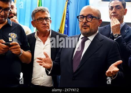 Pozzuoli, Italie. 21 mai 2024. Gennaro Sangiuliano, (C) Ministre de la culture, visite la mairie de Pozzuoli, la ville de la province de Naples. La ville de Pozzuoli, la zone de Campi Flegrei, intéressante du phénomène de bradyséisme qui a causé de nombreux chocs sismiques, les plus forts détectés ont été de magnitude 4,4. Pozzuoli et toute la ville dans les Campi Flegrei pour la présence de nombreux sites archéologiques, ont été déclarés site du patrimoine mondial. (Photo de Lev Radin/Pacific Press) crédit : Pacific Press Media production Corp./Alamy Live News Banque D'Images