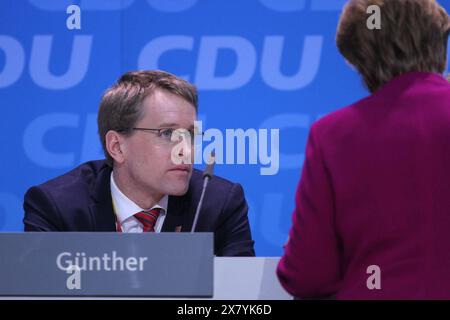 Berlin, Deutschland, Daniel Günther und Angela Merkel auf dem 30. Bundesparteitag Parteitag der CDU Deutschlands AM 26.02.2018 in der Station in Berlin, Deutschland, Allemagne *** Berlin, Allemagne, Daniel Günther et Angela Merkel à la 30e Conférence fédérale du Parti de l'Union chrétienne-démocrate d'Allemagne, les 26 février 2018 à Berlin, Allemagne Copyright : xdtsxNachrichtenagenturx dts 12656 Banque D'Images