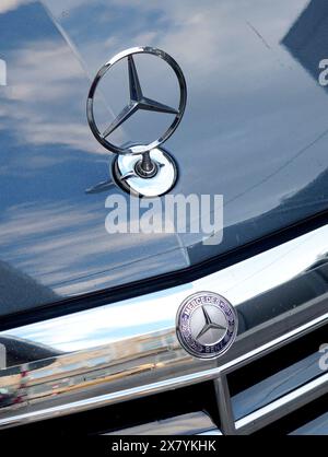 Bucarest, Roumanie - 13 mai 2024 : logo Mercedes Benz et signe sur le capot avant de la voiture Banque D'Images