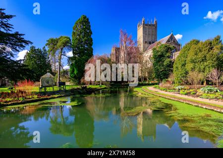 La cathédrale de Wells avec un reflet presque parfait dans une piscine dans les jardins du palais de l'évêque, Somerset, Angleterre, Royaume-Uni Banque D'Images