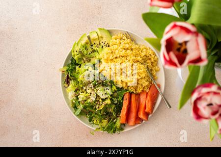 Délicieux petits déjeuners sains, bouillie de bulgur avec du poisson de saumon rouge et un mélange de salade avec des légumes frais, de l'avocat et des graines diverses, un petit déjeuner équilibré sain avec des graisses, des fibres et des protéines Banque D'Images