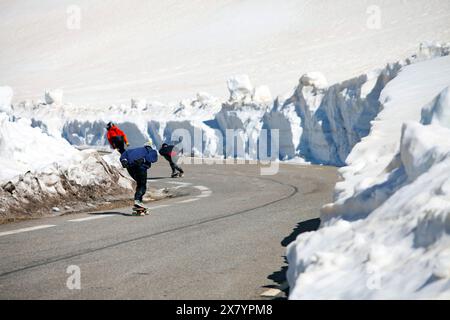 Cervières, France. 21 mai 2024. Les athlètes descendent le Col d Izoard en skateboards, France, Hautes-Alpes, Col d Izoard, 21 mai, 2024. photo de Thibaut Durand/ABACAPRESS. COM Credit : Abaca Press/Alamy Live News Banque D'Images