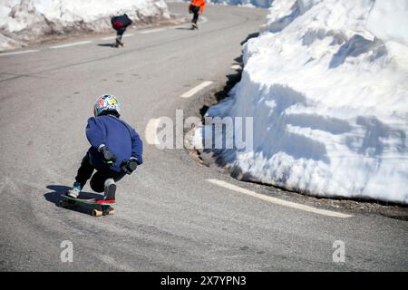 Cervières, France. 21 mai 2024. Les athlètes descendent le Col d Izoard en skateboards, France, Hautes-Alpes, Col d Izoard, 21 mai, 2024. photo de Thibaut Durand/ABACAPRESS. COM Credit : Abaca Press/Alamy Live News Banque D'Images