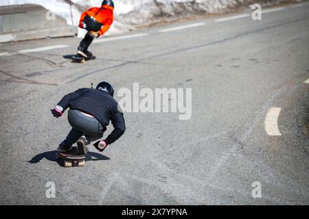 Cervières, France. 21 mai 2024. Les athlètes descendent le Col d Izoard en skateboards, France, Hautes-Alpes, Col d Izoard, 21 mai, 2024. photo de Thibaut Durand/ABACAPRESS. COM Credit : Abaca Press/Alamy Live News Banque D'Images