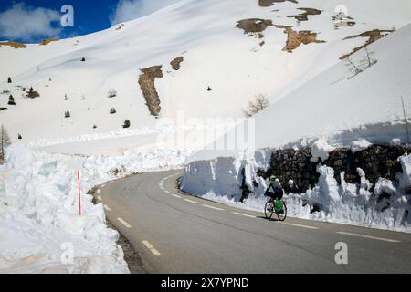 Cervières, France. 21 mai 2024. Un homme monte le Col d Izoard à vélo, France, Hautes-Alpes, Col d Izoard, 21 mai, 2024. photo de Thibaut Durand/ABACAPRESS. COM Credit : Abaca Press/Alamy Live News Banque D'Images