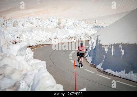 Cervières, France. 21 mai 2024. Un homme monte le Col d Izoard à vélo, France, Hautes-Alpes, Col d Izoard, 21 mai, 2024. photo de Thibaut Durand/ABACAPRESS. COM Credit : Abaca Press/Alamy Live News Banque D'Images