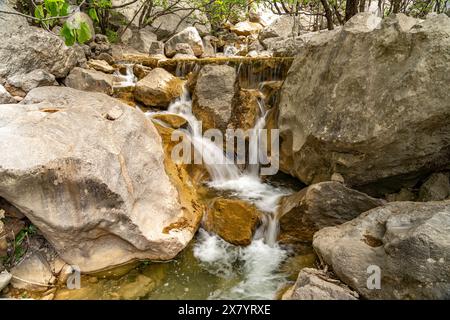 Wasserfall in der Schlucht Velika Paklenica im Nationalpark Paklenica, Kroatien, Europa | Cascade du canyon Velika Paklenica, Paklenica Nationa Banque D'Images