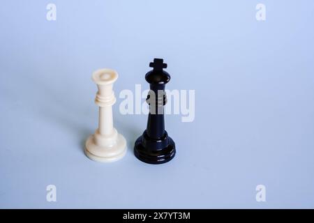 roi et reine d'échecs représentant l'égalité des chances entre les sexes Banque D'Images