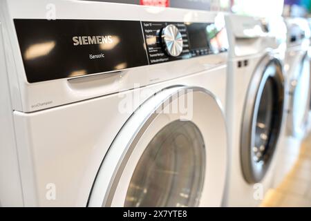 Augsburg, Bavière, Allemagne - 18 mai 2024 : machines à laver dans une rangée dans un magasin d'électronique. Machine à laver Siemens *** Waschmaschinen in einer Reihe in einem Elektro Fachgeschäft. Siemens Waschmaschine Banque D'Images