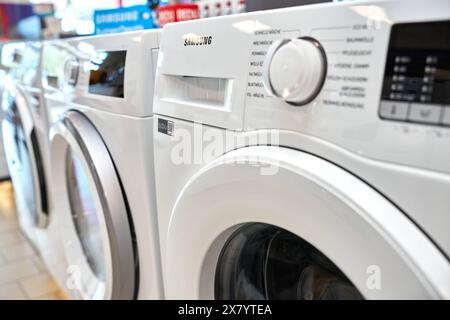 Augsburg, Bavière, Allemagne - 18 mai 2024 : machines à laver dans une rangée dans un magasin d'électronique. Lave-linge Samsung *** Waschmaschinen in einer Reihe in einem Elektro Fachgeschäft. Samsung Waschmaschine Banque D'Images