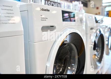 Augsburg, Bavière, Allemagne - 18 mai 2024 : machines à laver dans une rangée dans un magasin d'électronique. Machine à laver Miele *** Waschmaschinen in einer Reihe in einem Elektro Fachgeschäft. Miele Waschmaschine Banque D'Images