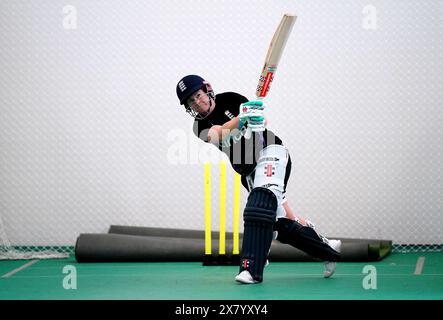 Les battes de Tammy Beaumont de l'Angleterre lors d'une séance de filets à l'Incora County Ground, Derby, avant le quatrième match international féminin T20 jeudi. Date de la photo : mercredi 22 mai 2024. Banque D'Images