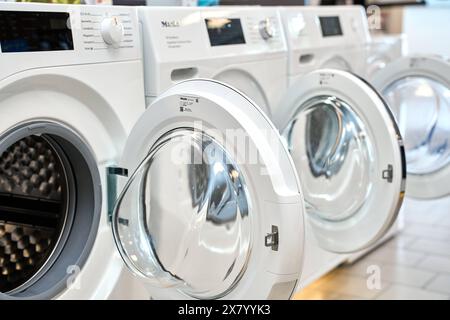 Augsburg, Bavière, Allemagne - 18 mai 2024 : machines à laver dans une rangée dans un magasin d'électronique. Machine à laver Miele *** Waschmaschinen in einer Reihe in einem Elektro Fachgeschäft. Miele Waschmaschine Banque D'Images