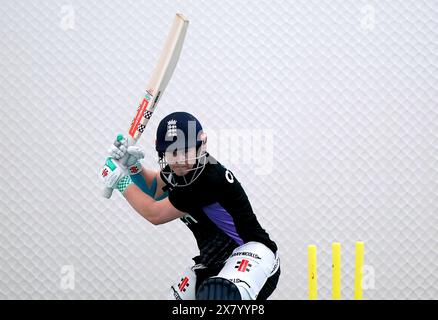 Les battes de Tammy Beaumont de l'Angleterre lors d'une séance de filets à l'Incora County Ground, Derby, avant le quatrième match international féminin T20 jeudi. Date de la photo : mercredi 22 mai 2024. Banque D'Images