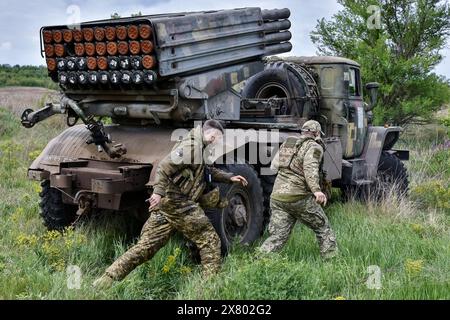 Les militaires ukrainiens de la 65e brigade mécanisée séparée utilisent un lance-roquettes multiple BM-21 “Grad” pour tirer vers les positions russes près de la ligne de front dans la région de Zaporizhzhia. Les États-Unis veulent «fondamentalement» que l'Ukraine gagne la guerre contre la Russie, a déclaré Matthew Miller, le porte-parole du Département d'État américain, lors d'un briefing. Miller a également réitéré la déclaration du secrétaire d'État américain Antony Blinken où il a parlé de la défaite stratégique que la Russie «s'est faite sur elle-même» en lançant la guerre. (Photo Andriy Andriyenko/SOPA images/SIPA USA) Banque D'Images