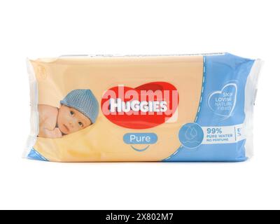 BUCAREST, ROUMANIE - 20 novembre 2020. Pack de Huggies Baby Wipes Pure isolé sur blanc Banque D'Images