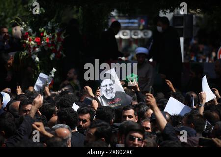 Téhéran, Iran. Téhéran, Iran. 22 mai 2024. Un iranien tient une affiche du regretté président Ebrahim Raisi, tué dans un accident d'hélicoptère dans une région montagneuse du nord-ouest du pays, lors d'une cérémonie funéraire à Téhéran. Crédit : ZUMA Press, Inc/Alamy Live News Banque D'Images