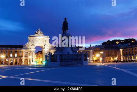 Place du commerce au lever du soleil avec statue du roi José I à Lisbonne. Portugal Banque D'Images