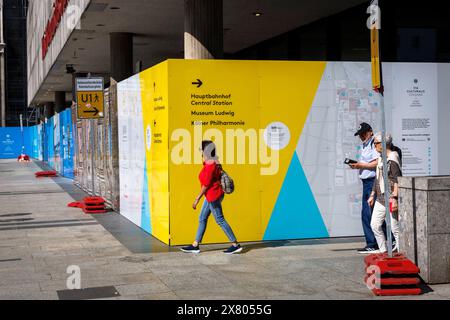 Personne passant une clôture de construction au Musée romano-germanique de Roncalli Square, Cologne, Allemagne. 14.05.2024 Passanten an einem Bauzaun am Roemis Banque D'Images