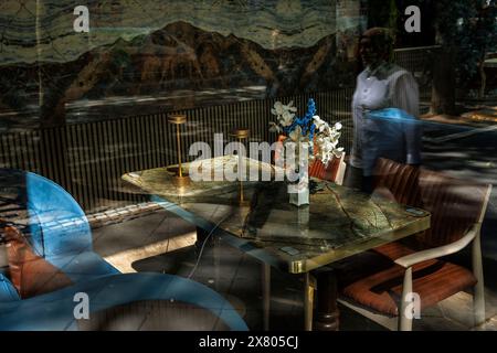 Vue à travers une fenêtre dans le Bar Azure sur Hohenzollernring, reflet d'un passant, Cologne, Allemagne. Blick durch ein Fenster in die Bar Azure a Banque D'Images